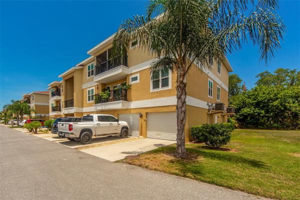 REGENCY PALMS CONDOS