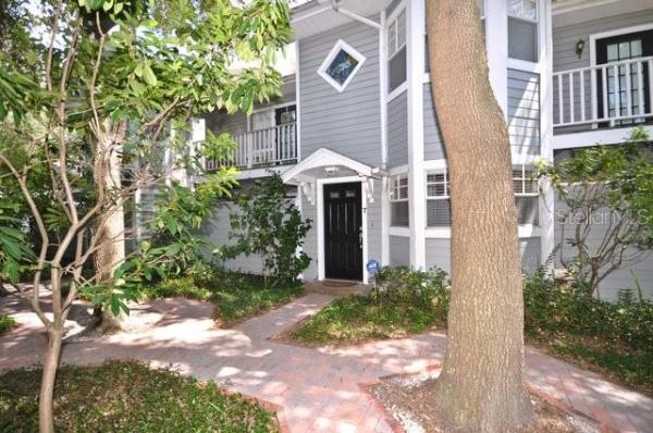 THE VILLAS OF HYDE PARK A CONDO