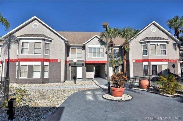 PARKWAY PALMS RSRT MAINGATE