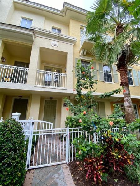 GRANDE OAKS AT HEATHROW