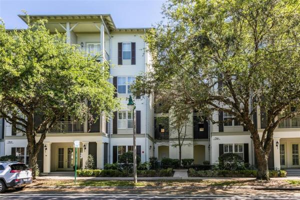 CARLYLE RESIDENCE S CELEBR CONDO