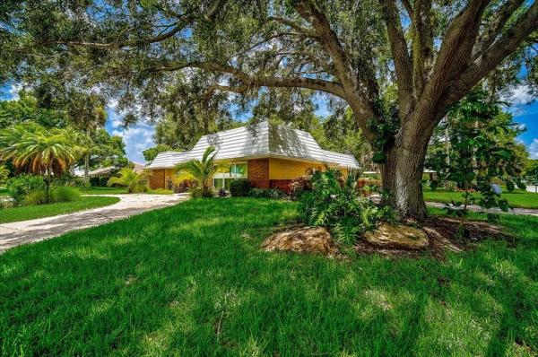 1854 - SOUTHBAY YACHT & RACQUET CLUB