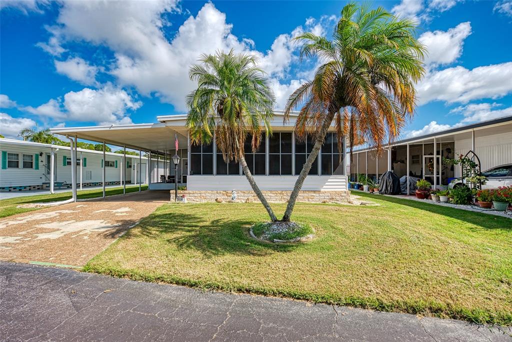 CHATEAU VILLAGE CO-OP - фото