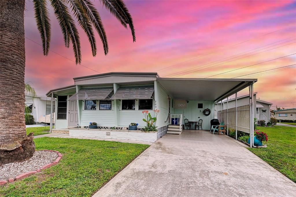 COLONIAL MANOR - фото