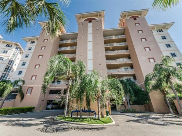 GRANDE VERANDAHS ON THE BAY