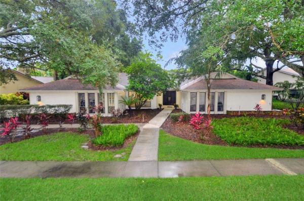 LAKE MAGDALENE MANORS