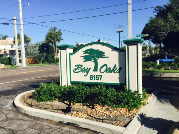 BAY OAKS