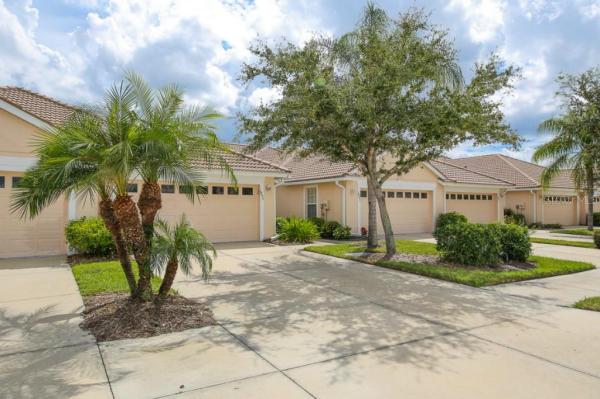 PELICAN POINTE GOLF & COUNTRY CLUB