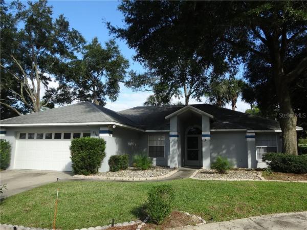 MOUNT DORA CHAUTAUQUA OVERLOOKING MOUNT DORA