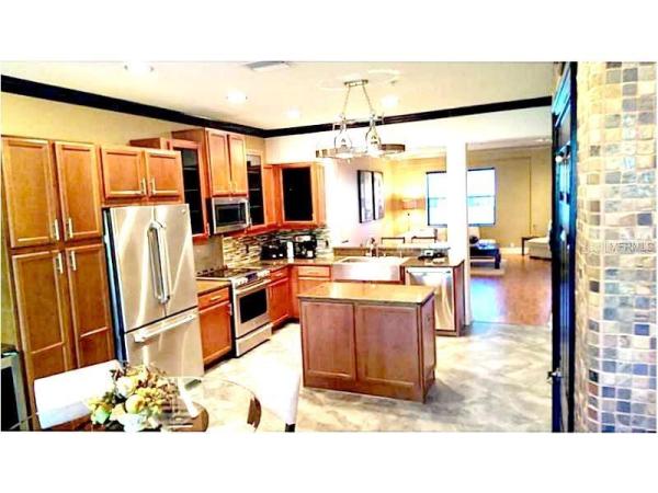 TOWNHOMES AT PELICAN POINTE