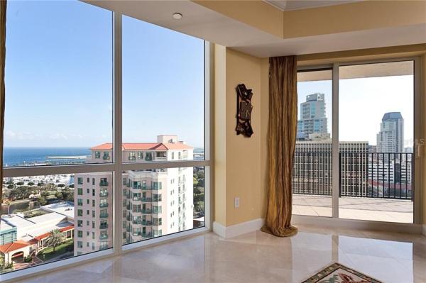 PARKSHORE PLAZA CONDO
