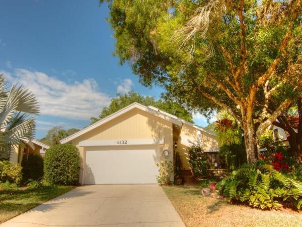 BENT TREE,THE KNOLLS
