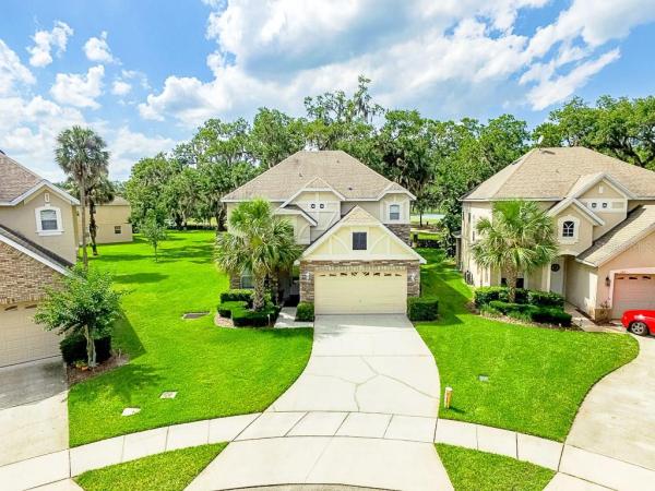 EAGLES NEST AT THE OAK