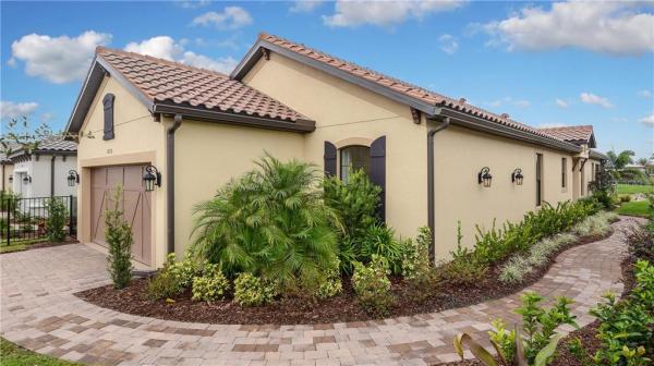 ESPLANADE @ ARTISAN LAKES