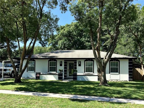 BRANDON-VALRICO HILLS ESTATES