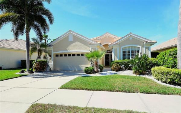 PELICAN POINTE GOLF & COUNTRY CLUB