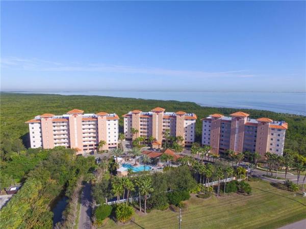 GRANDE VERANDAHS ON THE BAY