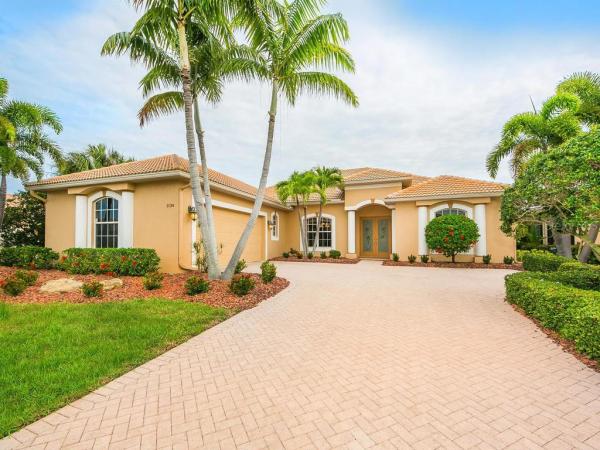 PELICAN POINTE GOLF & COUNTRY