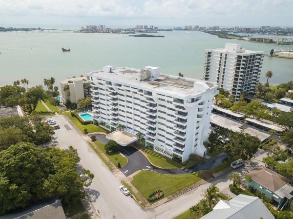 HARBOR OAKS PLACE CONDO