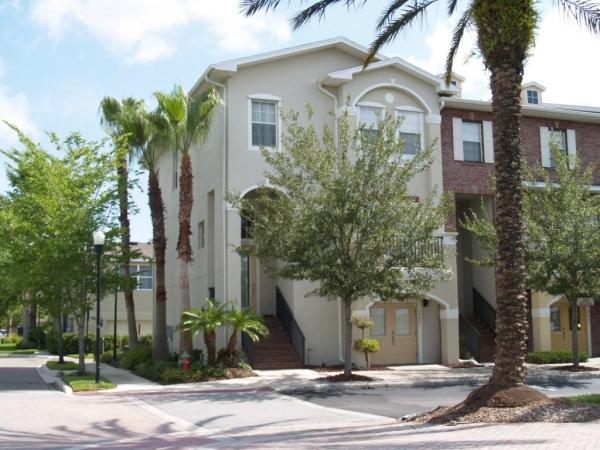 HAMPTON LAKES AT MAIN STREET