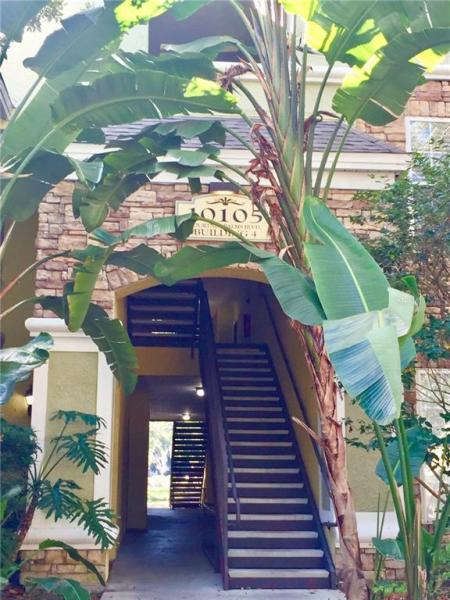 COURTNEY PALMS CONDO