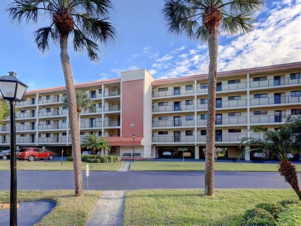 HARBOR GREENS AT YACHT CLUB ESTATES