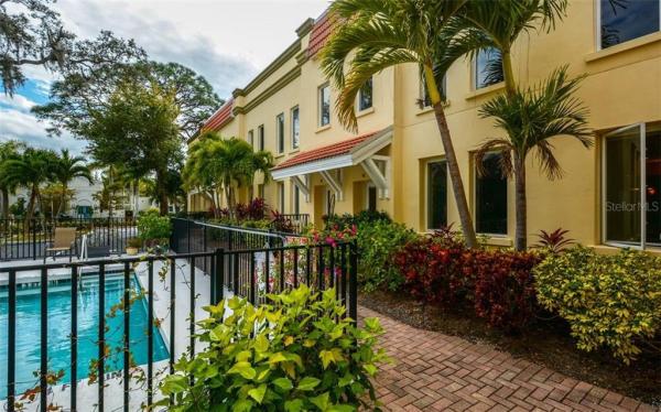 THE VILLAS ON LAUREL