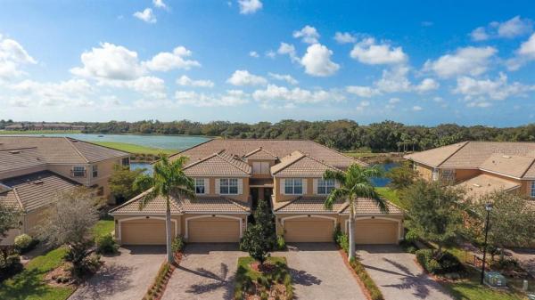 RIVER STRAND / COACH HOMES