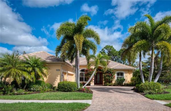 PELICAN POINTE GOLF & COUNTRY CLUB