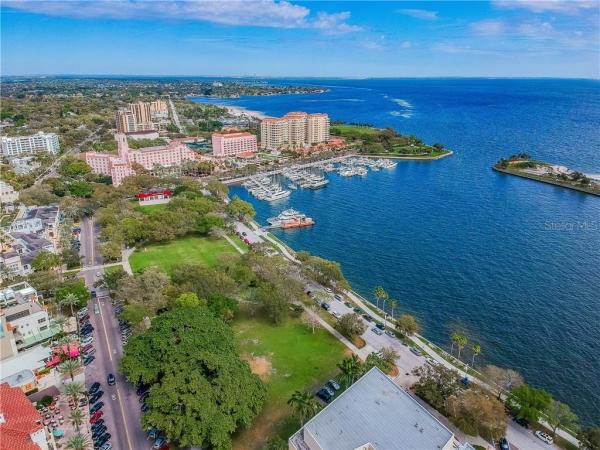 PARKSHORE PLAZA CONDO