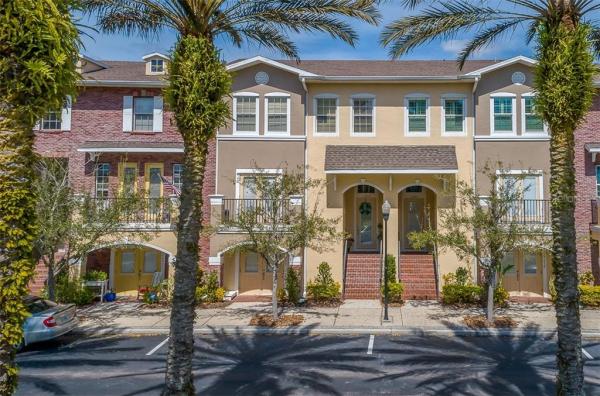 HAMPTON LAKES AT MAIN STREET