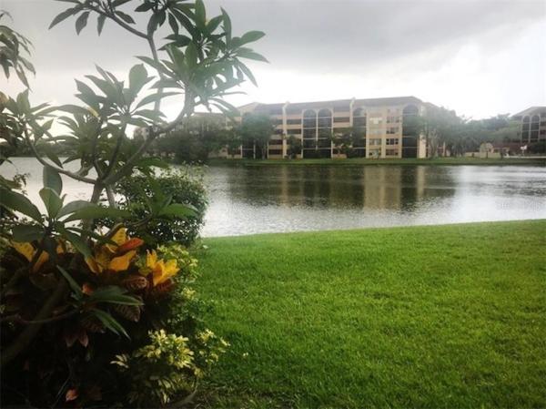 WINDING LAKE AT WELLEBY CONDO