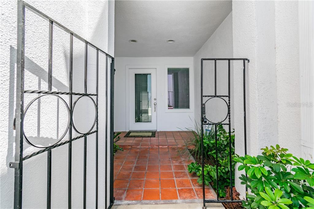 COURTYARDS OF TAMPA A CONDO - фото