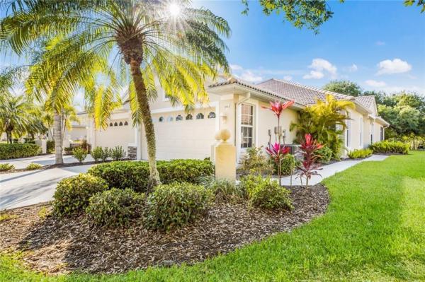 PELICAN POINTE GOLF & COUNTRY CLUB