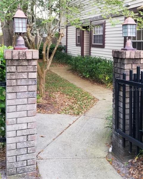 LAUREL OAKS AT COUNTRY WOODS