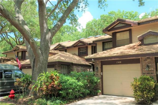 LAUREL OAKS AT COUNTRY WOODS CONDO