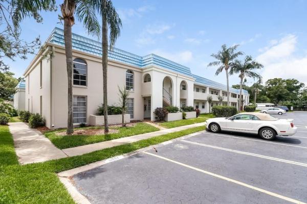 BELLEAIR OAKS CONDO