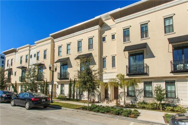 BROWNSTONES AT THORNTON PARK