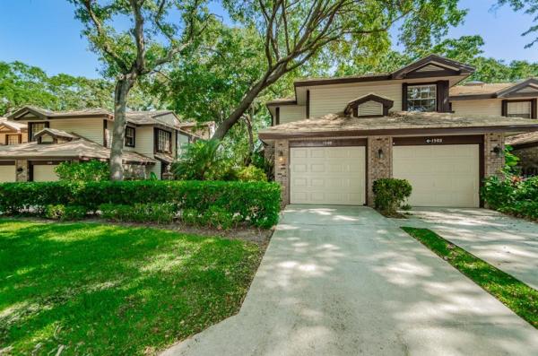 LAUREL OAKS AT COUNTRY WOODS CONDO