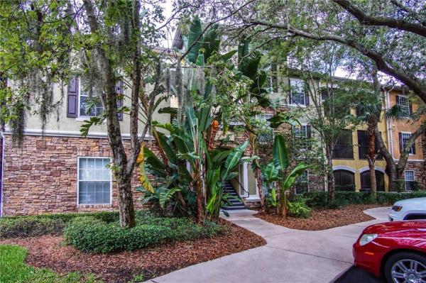 COURTNEY PALMS CONDO