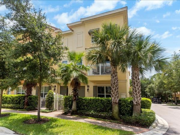 GRANDE OAKS AT HEATHROW