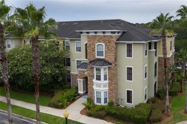 COURTNEY PALMS CONDO