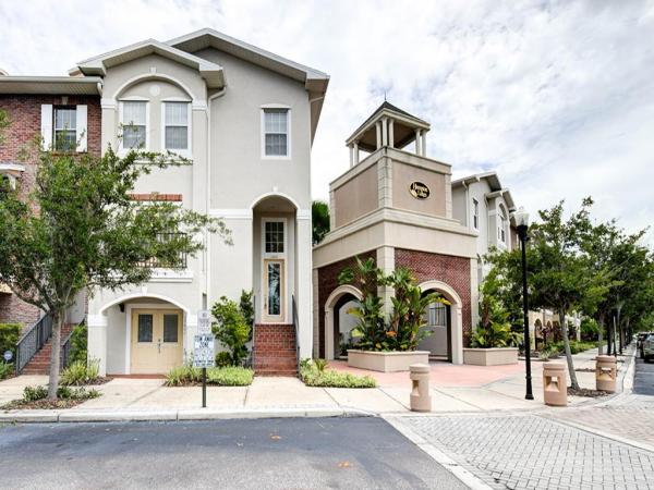 HAMPTON LAKES AT MAIN STREET