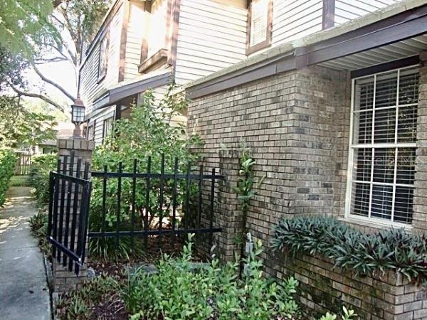 LAUREL OAKS AT COUNTRY WOODS CONDO