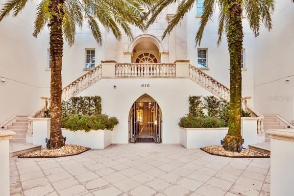 THE VALENCIA IN OLD HYDE PARK