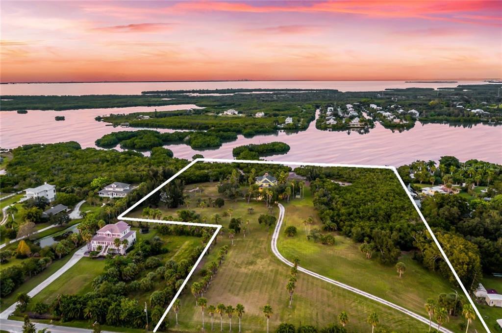 TILLETS BAY - фото