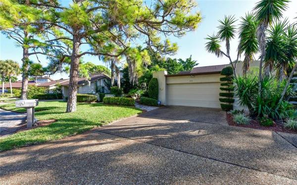 FAIRWAYS TOWNHOUSES & VILLAS CONDO