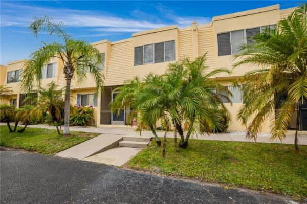 CHARLOTTE BAY VILLAS BLDG 01