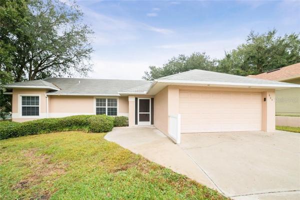 MOUNT DORA CHAUTAUQUA OVERLOOKING MOUNT DORA