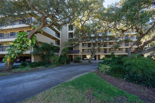 GREEN DOLPHIN PARK MID-RISE CONDO